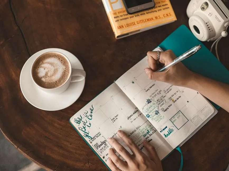 Carnet d’organisation et agenda posés sur une table