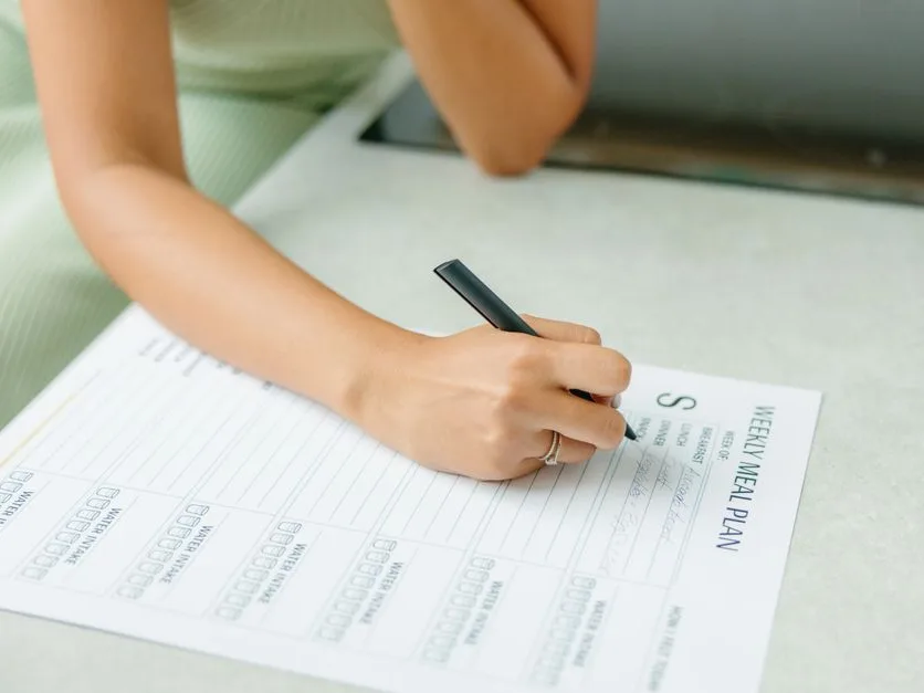 Menu de la semaine écrit à la main sur un carnet